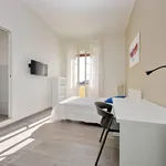 Rent 5 bedroom apartment of 120 m² in Roma