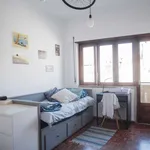 Rent a room of 100 m² in lisbon