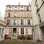 Appartement de 330 m² avec 1 chambre(s) en location à Paris