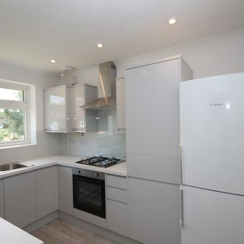 Maisonette to rent in Russell Court, Leatherhead KT22