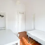 Rent a room of 220 m² in lisbon