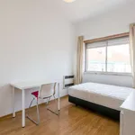 Rent a room of 64 m² in lisbon