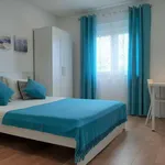 Rent a room of 100 m² in lisbon