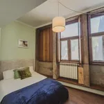 Rent a room of 150 m² in porto