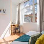 Rent a room of 391 m² in Madrid