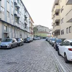 Rent a room of 100 m² in porto