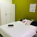 Rent a room of 175 m² in Sevilla