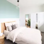 Rent 4 bedroom apartment in Paris