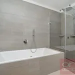 Pronajměte si 5 ložnic/e byt o rozloze 78 m² v Prague