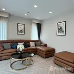 Rent 4 bedroom house of 318 m² in Bangkok