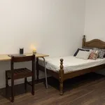 Rent a room of 100 m² in lisbon