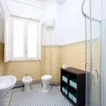 Rent a room of 300 m² in valencia