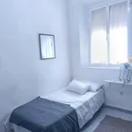 Rent a room of 230 m² in Sevilla