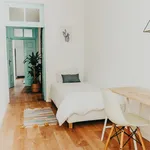 Rent a room of 250 m² in Porto