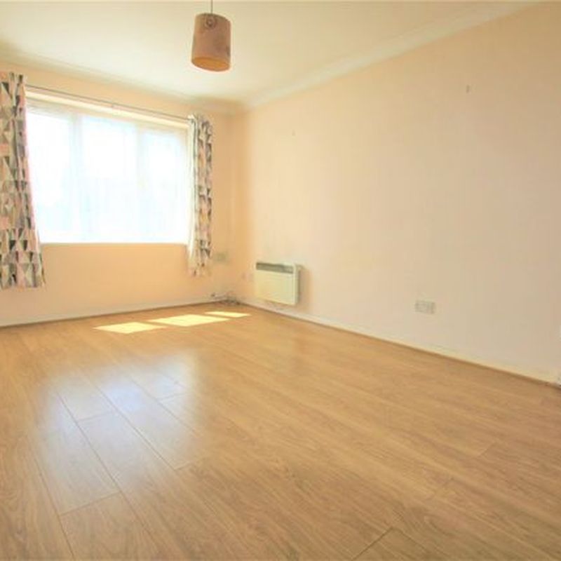 Flat to rent in The Lawns, Old Bath Road, Colnbrook, Slough SL3