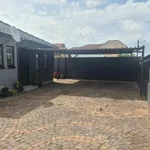 Rent 3 bedroom house of 340 m² in Soweto