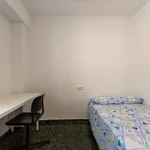 Rent a room of 95 m² in valencia