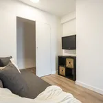 Rent 5 bedroom apartment of 90 m² in Madrid