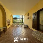 Rent 8 bedroom house of 350 m² in Vitulazio