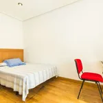 Rent a room of 260 m² in madrid