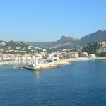 Rent 3 bedroom apartment of 65 m² in Cassis