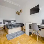 Rent a room of 240 m² in madrid