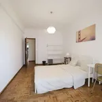 Rent a room of 150 m² in lisbon