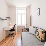 Rent 5 bedroom apartment of 60 m² in Porto