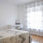 Rent a room of 240 m² in madrid