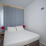 Rent 2 bedroom apartment of 90 m² in Lisbon