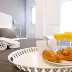 Rent 1 bedroom apartment of 65 m² in madrid