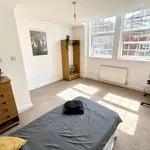 Rent 3 bedroom flat in East Midlands