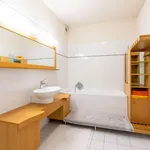 Pronajměte si 3 ložnic/e byt o rozloze 74 m² v Prague