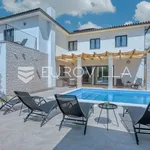 Rent 4 bedroom house of 225 m² in Pula