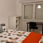 Rent a room of 90 m² in lisbon