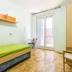 Rent a room of 118 m² in Madrid