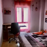 Bright room with double bed and own bathroom well connected to the city center of Alicante