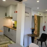 Rent a room of 200 m² in Algés