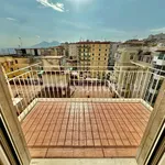 Affitto 5 camera appartamento di 130 m² in Naples