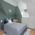 Miete 4 Schlafzimmer wohnung von 14 m² in Frankfurt