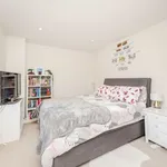 Rent 2 bedroom flat in Elmbridge