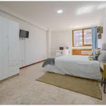 Rent a room of 200 m² in madrid