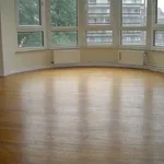 Appartement de 200m² avec trois chambres et un dressing avec cuisine full équipée feux ouvert décoratif 1sdb et 1sdd, 2 terrasses chauffage au gaz central. Garage possible. Situé dans une avenue