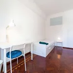 Rent a room of 120 m² in lisbon