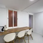 Rent a room of 100 m² in barcelona