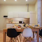 Rent a room of 40 m² in Porto