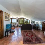 Rent 5 bedroom house of 200 m² in Roma