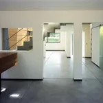 Non loin de la Villa Lorraine et du bois, sympathique maison de charme complètement rénovée. Beaux volumes - Rénovation design - Prix d'architecture de la Commune d'Uccle en 2002. Maison avec jar