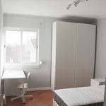 HOUSING PORTUGAL-Single Bedroom in renovated 5 Bedroom Apartment. Room 2