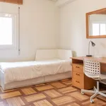 Rent a room of 100 m² in madrid